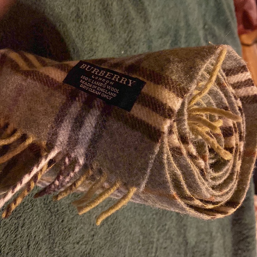 Burberry 100% Lambswool , authentic - Picture 2 of 3